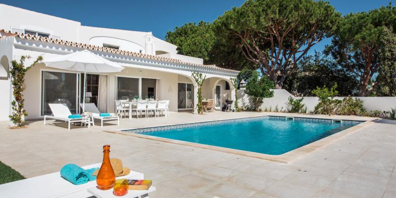 Beautiful outdoor space to relax by the pool at Villa Florabella in Algarve