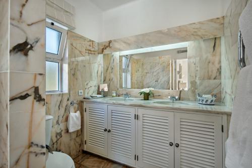 Spacious luxury bathroom at Villa Florabella in Portugal
